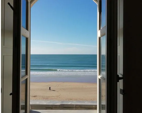 LES SABLES-D'OLONNE - STUDIO avec vue mer face à la Grande Plage exposition SUD