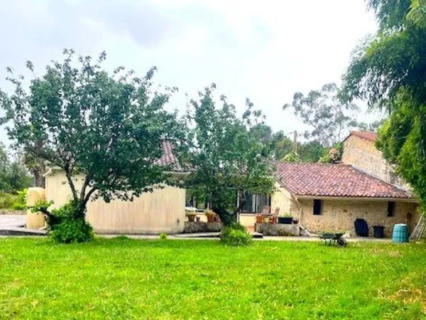 Maison ancienn rénovée d'environ 134m², 3chambres, sur plus d'1ha de terrain