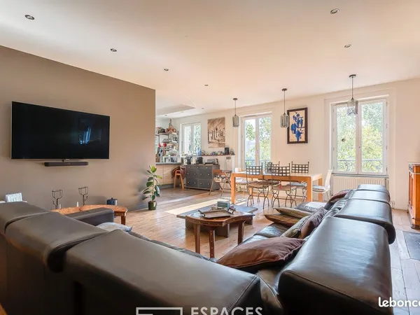 Studio 5 pièces 196 m²