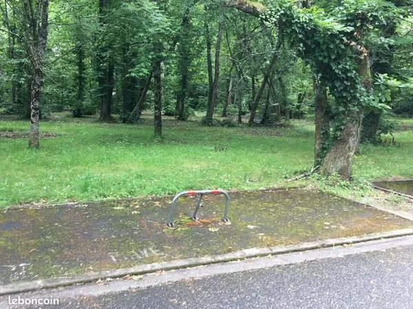 Place de Parking dans résidence privée sécurisée au bord des arbres (à l'ombre) et proche de l'entré