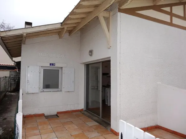 MAISONNETTE DE PLAIN-PIED DANS CENTRE BOURG