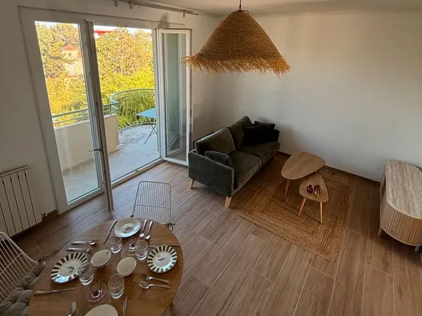 Appartement de 63 m², 2 balcons, entièrement meublé, traversant et très lumineux, à deux pas de la F