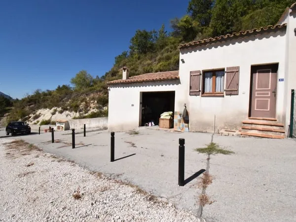Demandolx 04120 deux pièce parking terrasse et jardinet vidéo disponible