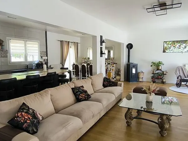 Maison 6 pièces 252 m²