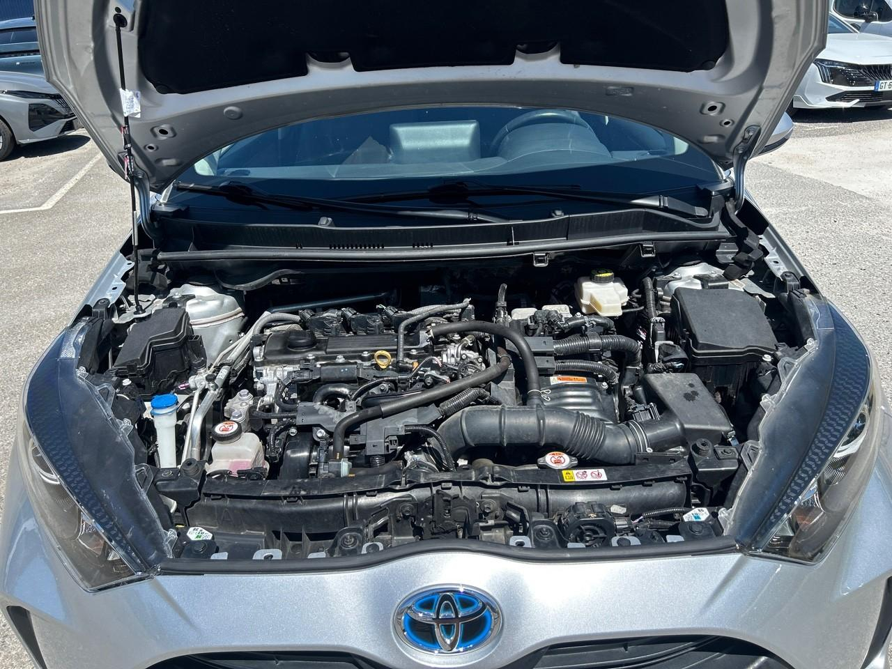 Toyota Yaris 116h iconic 5p — photo 19