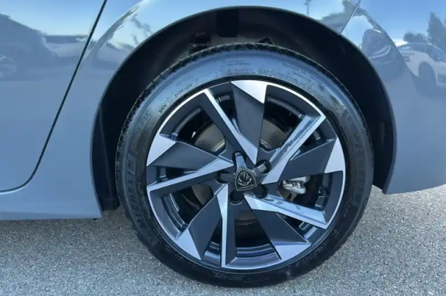 Peugeot 308 phev 180 e-eat8 — photo 28
