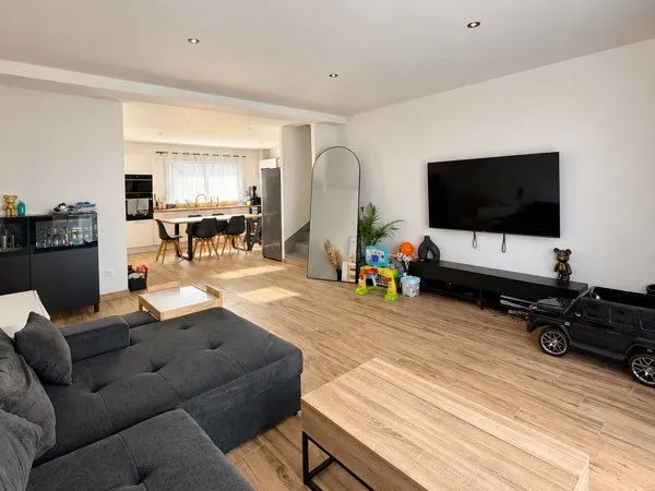 Maison mitoyenne contemporaine de 130 m² — 4 chambres, dont une suite parentale & jardin