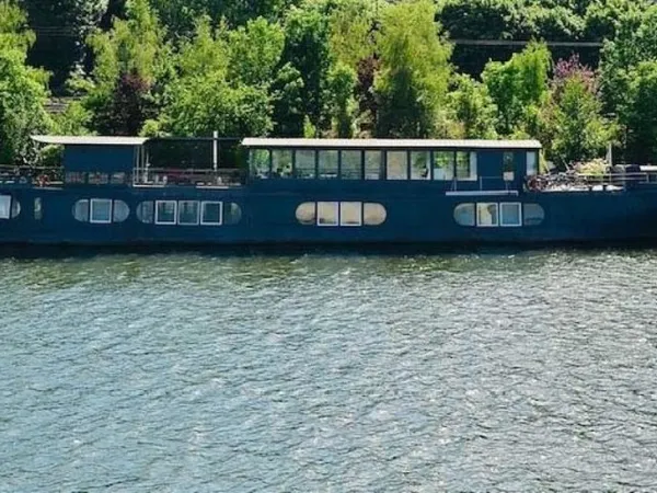 Bateau-Loft Exceptionnel de Grande Dimension à Vendre à Conflans Sainte Honorine. ( 78)