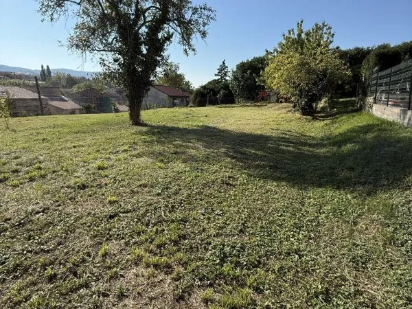 Terrain constructible d'environ 510 m²  Benaud, commune de