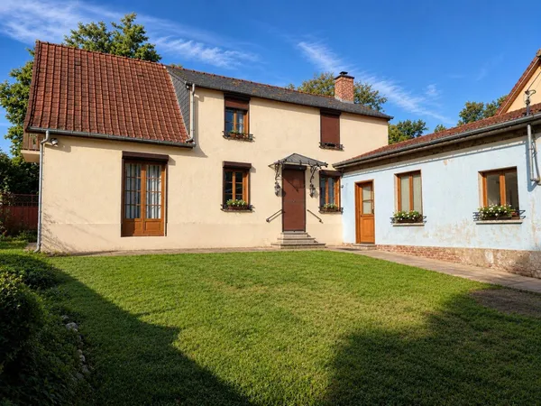 Longère de charme avec dépendances et jardin