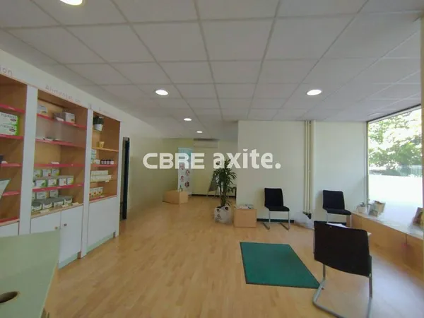 Local commercial 240 m²