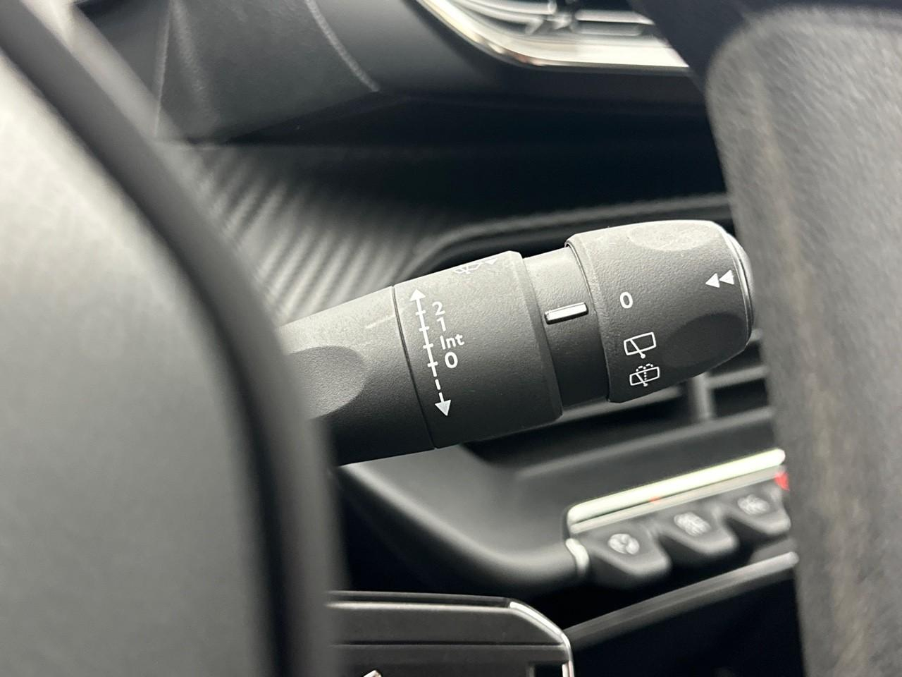 Peugeot 208 puretech 75 s&s bvm5 like — photo 18