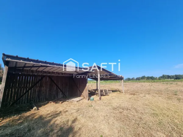 Terrain de 1,8 ha plat et entretenu, avec cabanon