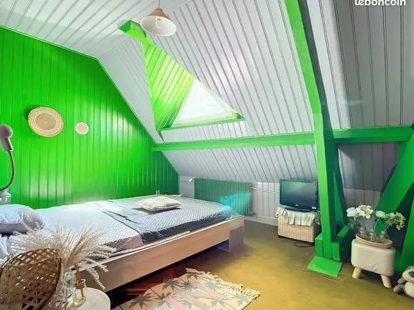 Chambre meublée et espaces de vie