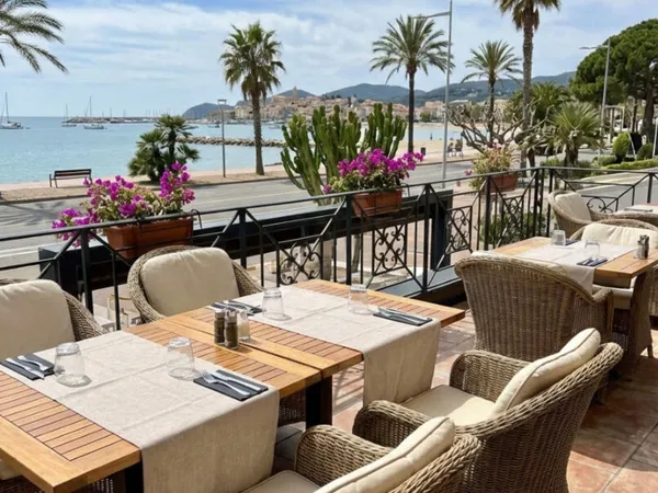 A VENDRE FONDS DE COMMERCE RESTAURANT FACE A LA MER SUR AXE ULTRA TOURISTIQUE