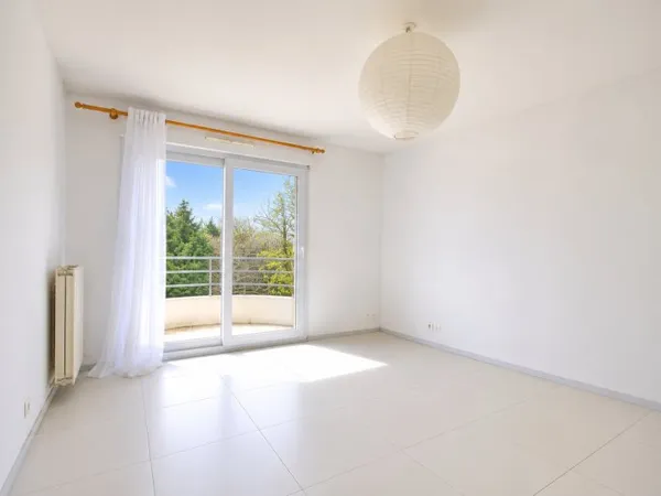 Appartement 2 chambres- Grand balcon- 2 places privatives - Bon état