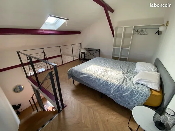 Charmant duplex dernier étage avec parking proche centre-ville