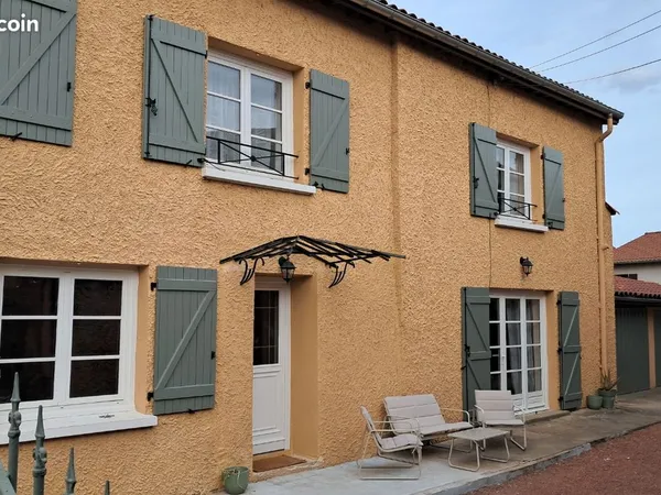 Maison de village rénovée avec jardin, garages et dépendance - Champdieu