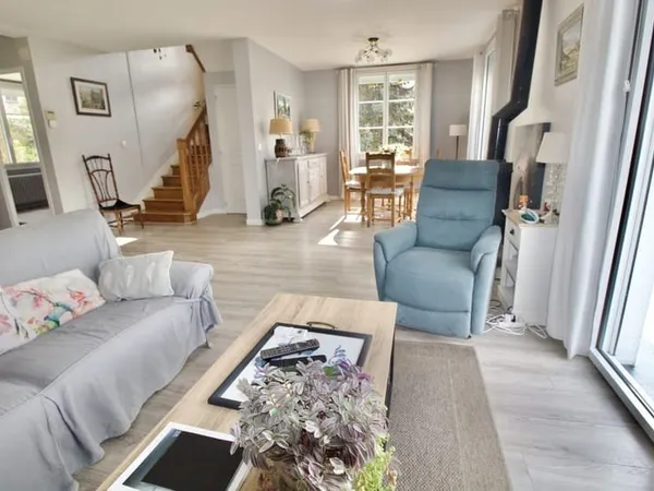Belle maison individuelle avec un sous-sol total, édifiée sur