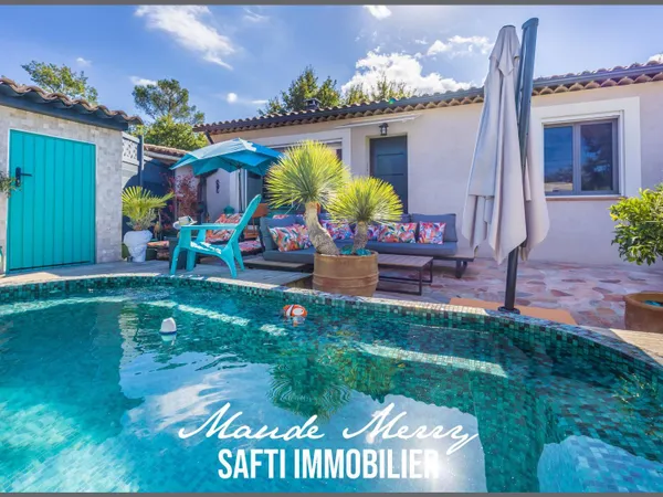 Villa de plain-pied - 2 chambres et 2 salles d'eau - garage - piscine - terrain de 273 m2 - forage e