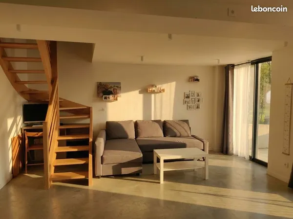 Maison rénovée avec grand terrain et 3 garages - 275 000