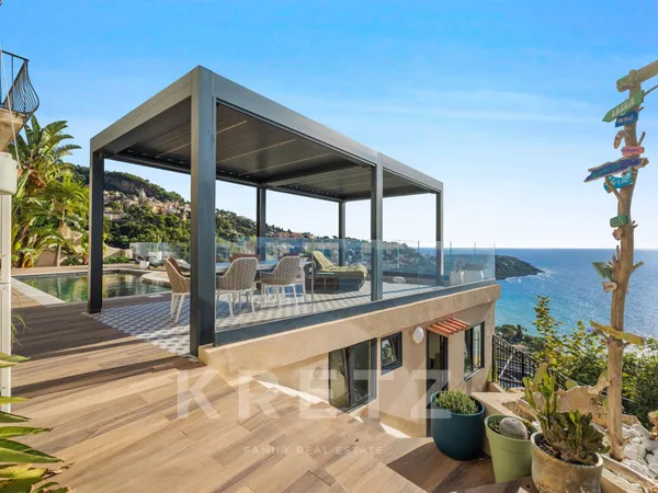 À cinq minutes de Monaco, une villa en pierre des années 1930 face à deux pays