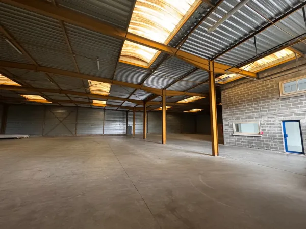 Entrepôt de stockage + bureaux