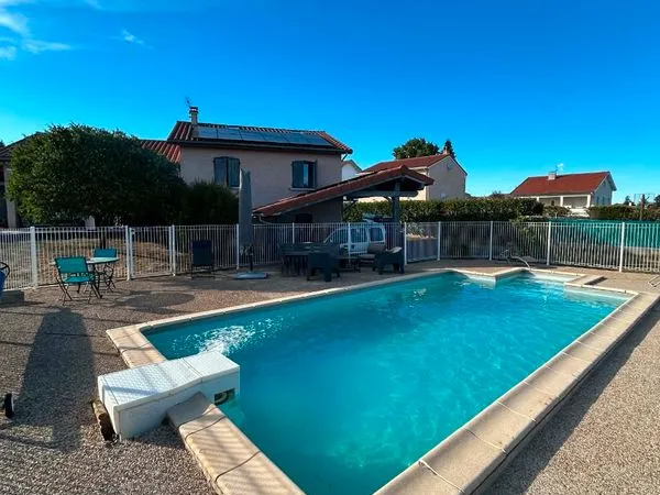 MAISON FAMILIALE 151 m² - 5 CHAMBRES - PISCINE - TERRAIN 1 300 m² - SECTEUR RECHERCHÉ