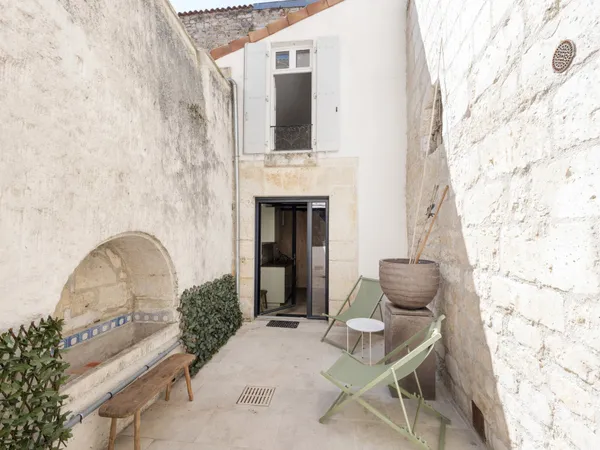 ANGOULEME PLATEAU centre historique Élégante maison de ville de 190m2 avec patio et studio indépenda