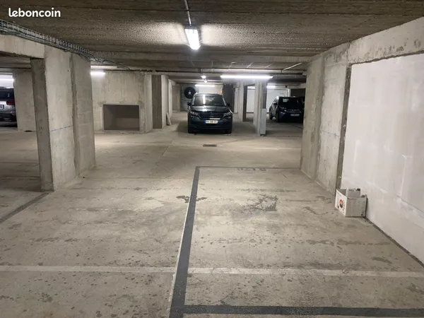 Grand Parking en sous-sol / Plaisir - Les Gâtines / Proche N12 (Paris - A86 - Houdan)