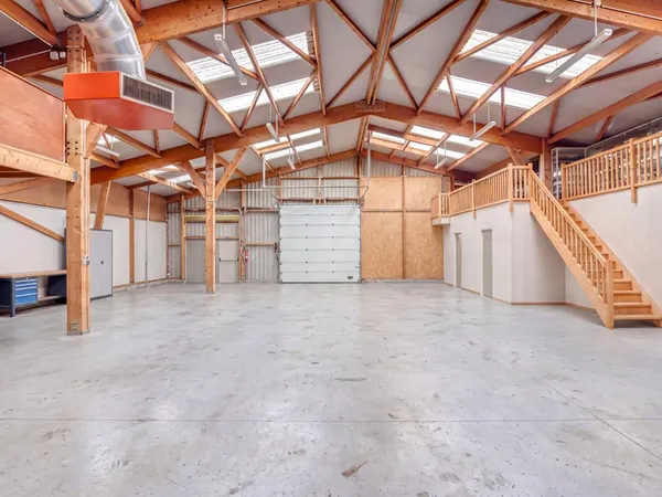 Secteur Valmont :Garage Entrepôt Atelier + pièces de vie sur 480 m2 au sol