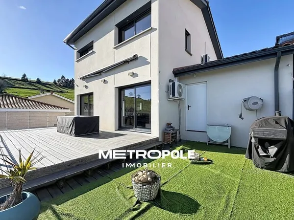 Maison familiale avec piscine sur les hauteurs de Saint-Loup