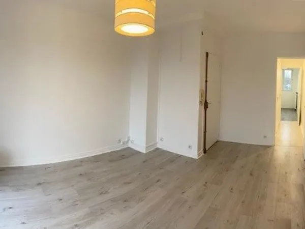 Saint Maur Des Fossés, 94100, quartier de La Pie, appartement de 30M2 avec balcon.