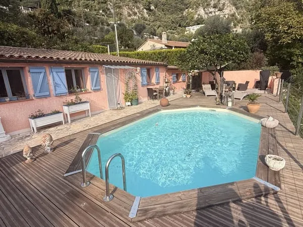 Petite maison individuelle avec piscine - LA TURBIE