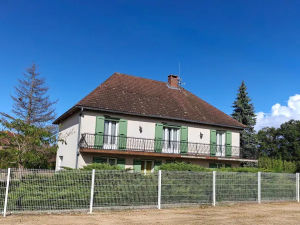 Maison bien équipée de 200 m2 sur deux niveaux avec terrain de 1872 m2