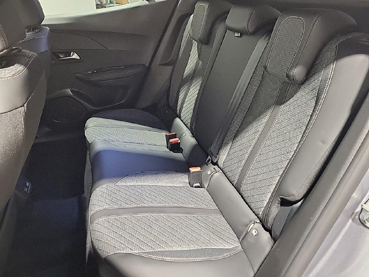 Peugeot 2008 hybrid 145 e-dcs6 allure — photo 13