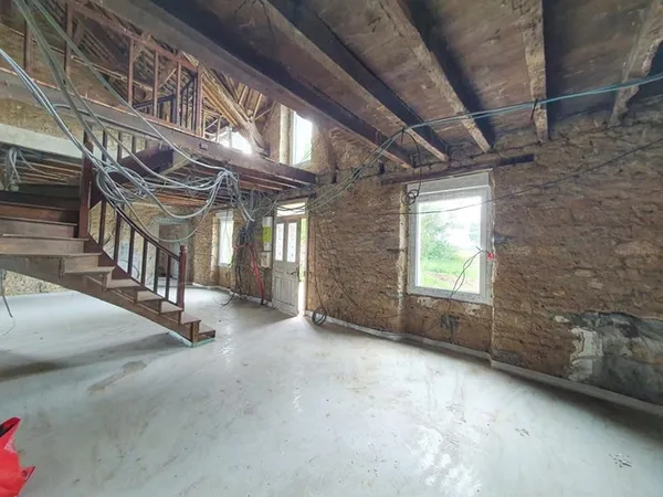 Ensemble immobilier en pierre à rénover avec hangar