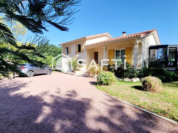 Maison T5 de 110m², trois chambres, veranda, terrasses, jardin de 3004m² arboré et clos, deux garage
