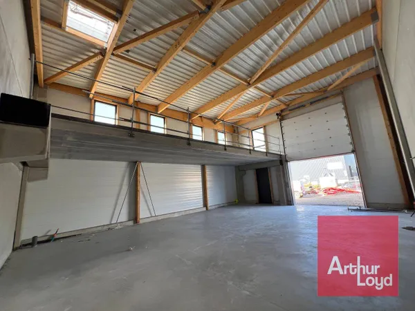 Local d'activité 1064 m²