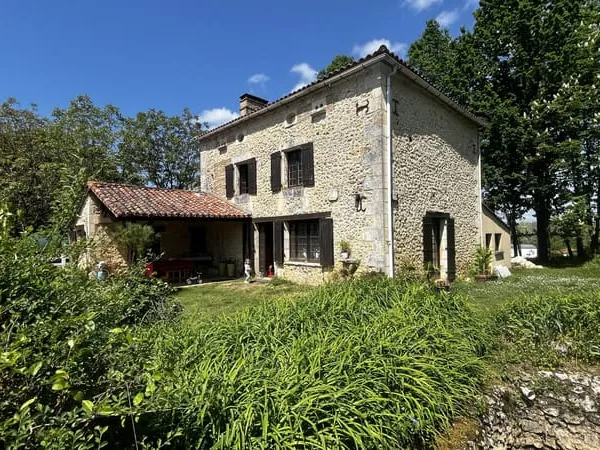 Maison en pierres avec terrain arboré de 4 500 m2