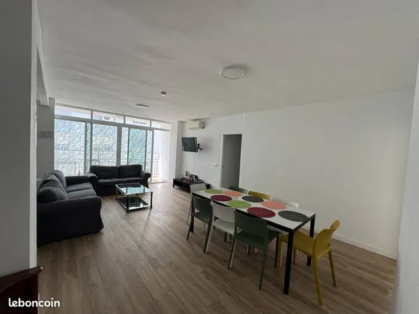 Chambre meublée en colocation
