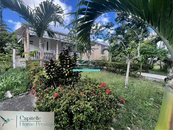 MAISON d'environ 214 m2 avec T2 indépendant à Anse Bertrand