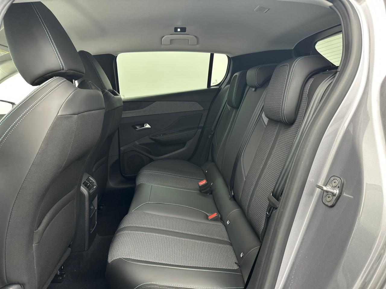 Peugeot 308 hybrid 145 e-dcs6 allure — photo 11