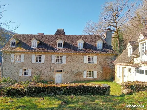 Manoir historique dans un milieu naturel préservé
