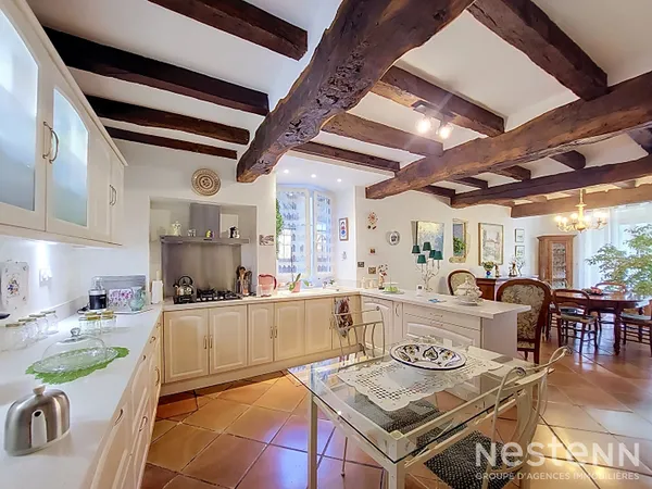 A vendre Maison de village en pierre de 173 m² avec garage et petit extérieur au coeur du village.