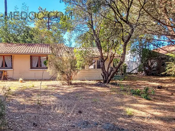 Terrain 590 m² VENDAYS MONTALIVET