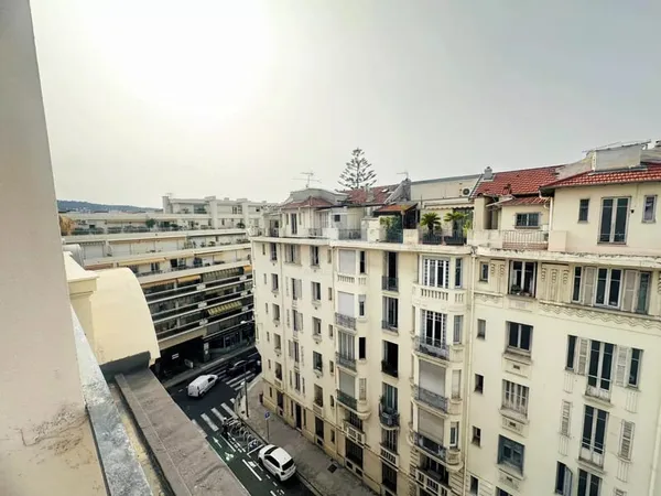 NICE - CARRÉ D'OR / RUE VERDI - DERNIER ÉTAGE - 3 PIÈCES - TERRASSE À RÉNOVER