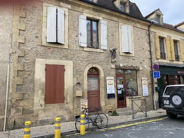 Stadswoning met garage en mogelijkheid voor een winkel Ruime stadswoning (ca. 262M²) met originel
