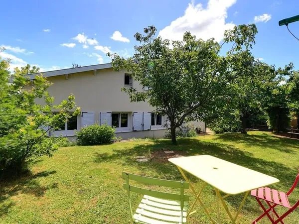 Maison de ville au calme dans la verdure