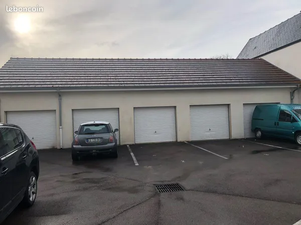 Garage avec mezzanine à louer
